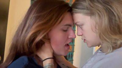 Dom/sub Lesbian Make Out Deep Kissing - hclips.com